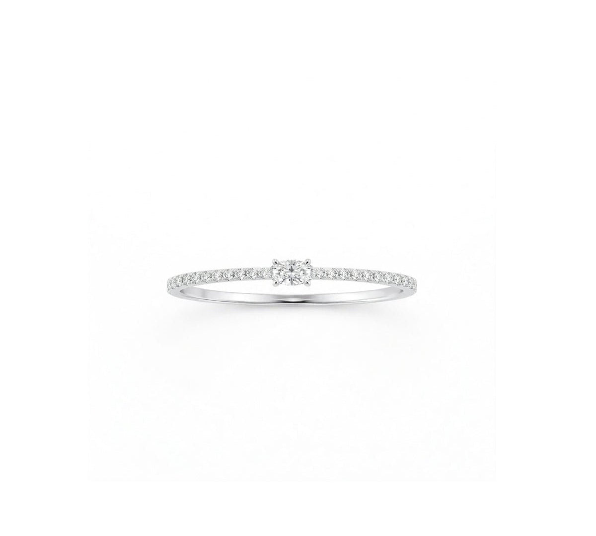 Anillo sinfín de plata 925 con circonitas en corte baguette y acabado de rodio brillante.