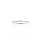 Anillo sinfín de plata 925 con circonitas en corte baguette y acabado de rodio brillante.