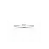 Anillo sinfín de plata 925 con circonitas en corte baguette y acabado de rodio brillante.