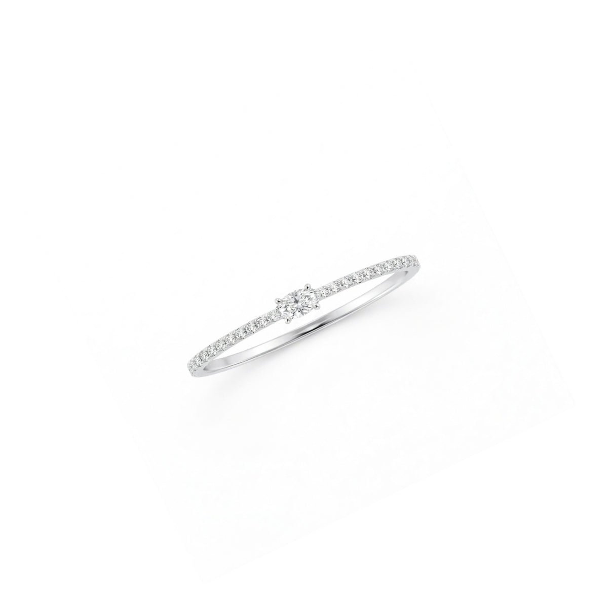 Anillo sinfín de plata 925 con circonitas en corte baguette y acabado de rodio brillante.