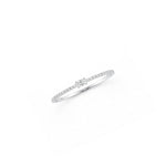 Anillo sinfín de plata 925 con circonitas en corte baguette y acabado de rodio brillante.