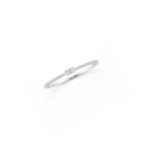 Anillo sinfín de plata 925 con circonitas en corte baguette y acabado de rodio brillante.