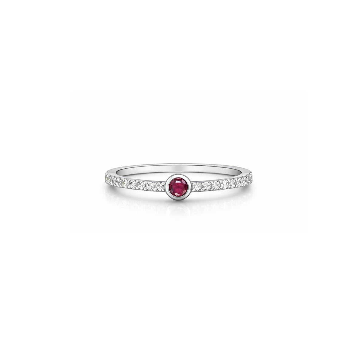 Anillo semi rivier de plata 925 con acabado de rodio e hilera de circonitas brillantes.