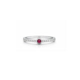 Anillo semi rivier de plata 925 con acabado de rodio e hilera de circonitas brillantes.