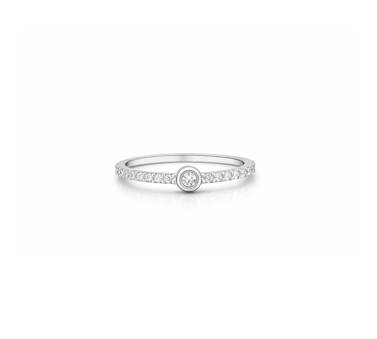 Anillo semi rivier de plata 925 con acabado de rodio e hilera de circonitas brillantes.