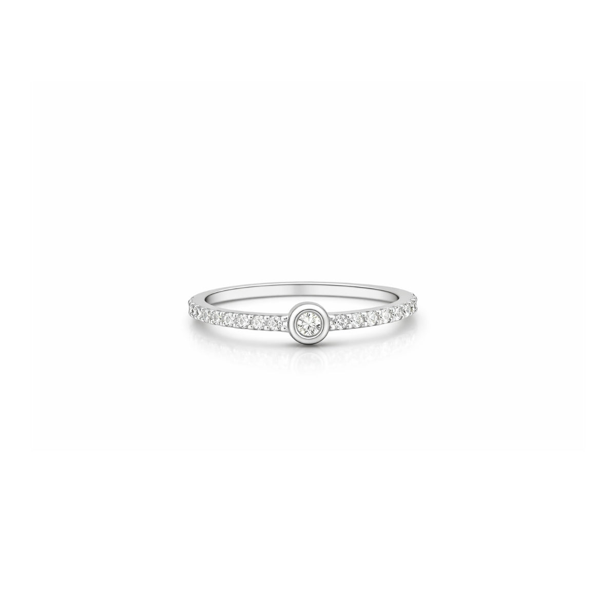 Anillo semi rivier de plata 925 con acabado de rodio e hilera de circonitas brillantes.