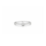 Anillo semi rivier de plata 925 con acabado de rodio e hilera de circonitas brillantes.