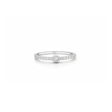 Anillo semi rivier de plata 925 con acabado de rodio e hilera de circonitas brillantes.