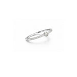 Anillo semi rivier de plata 925 con acabado de rodio e hilera de circonitas brillantes de lado.