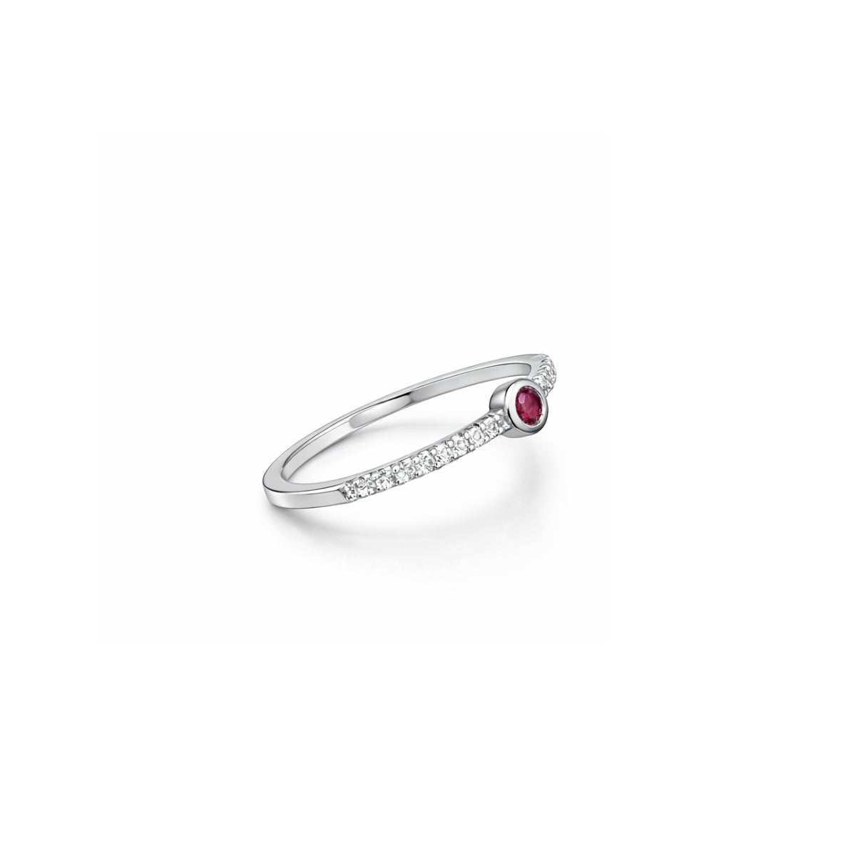 Anillo semi rivier de plata 925 con acabado de rodio e hilera de circonitas brillantes de lado.