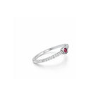 Anillo semi rivier de plata 925 con acabado de rodio e hilera de circonitas brillantes de lado.