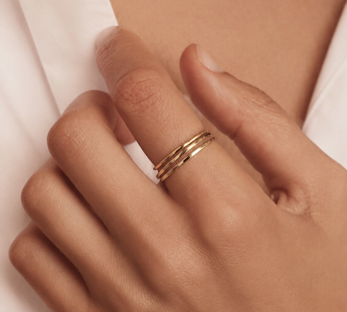 Modelo con Anillos delgados tiny set enchapado en oro de 18K de AMBAR Joyería Fina