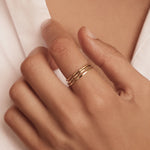 Modelo con Anillos delgados tiny set enchapado en oro de 18K de AMBAR Joyería Fina