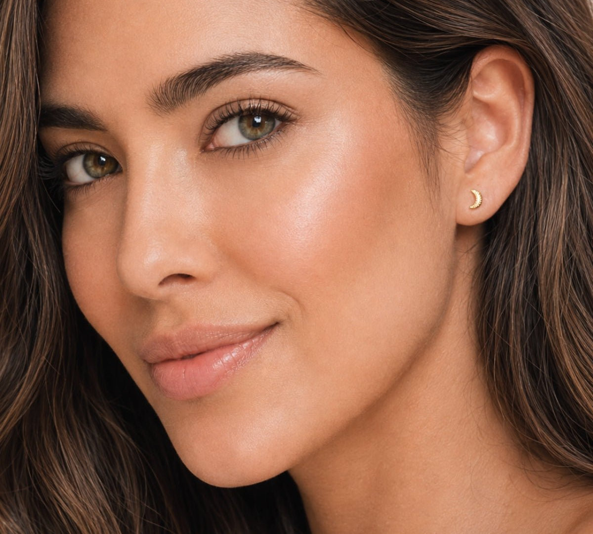 Modelo con arete luna dorado con enchape en oro 18k, ideal para toda ocasión para joyería de AMBAR 