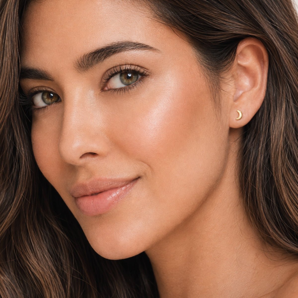 Modelo con arete luna dorado con enchape en oro 18k, ideal para toda ocasión para joyería de AMBAR 