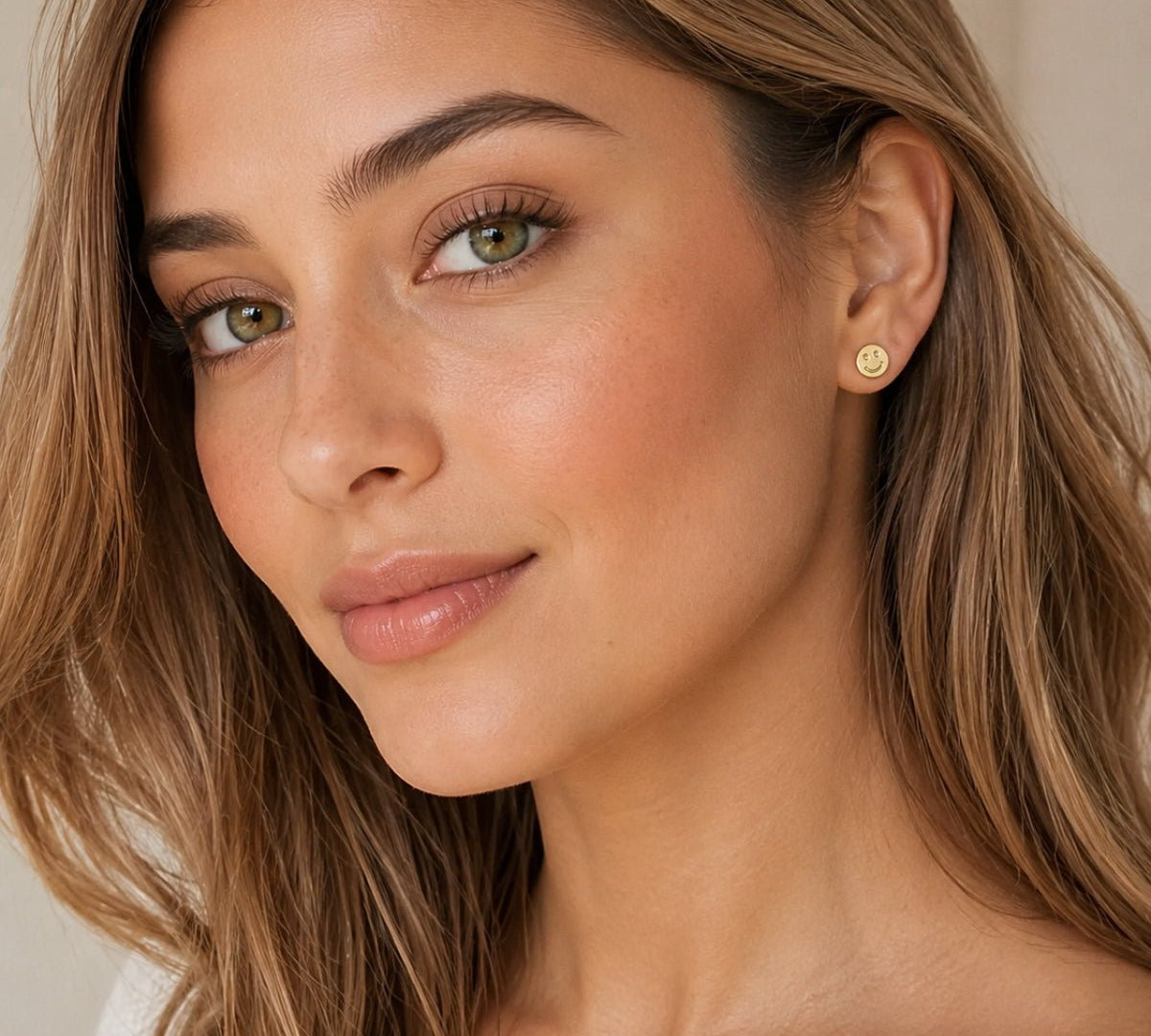 modelo luciendo Arete Smiley enchapado en oro 18k para joyería de AMBAR joyería fina