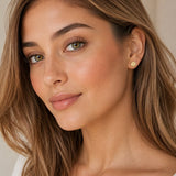 modelo luciendo Arete Smiley enchapado en oro 18k para joyería de AMBAR joyería fina