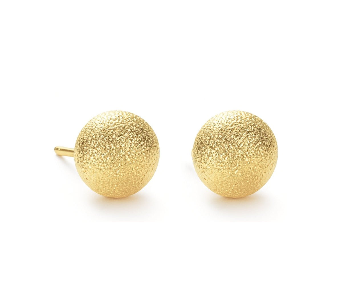 Aretes Tita, diseño de bola mate/fosca de 10mm, en acabado arenado de oro laminado