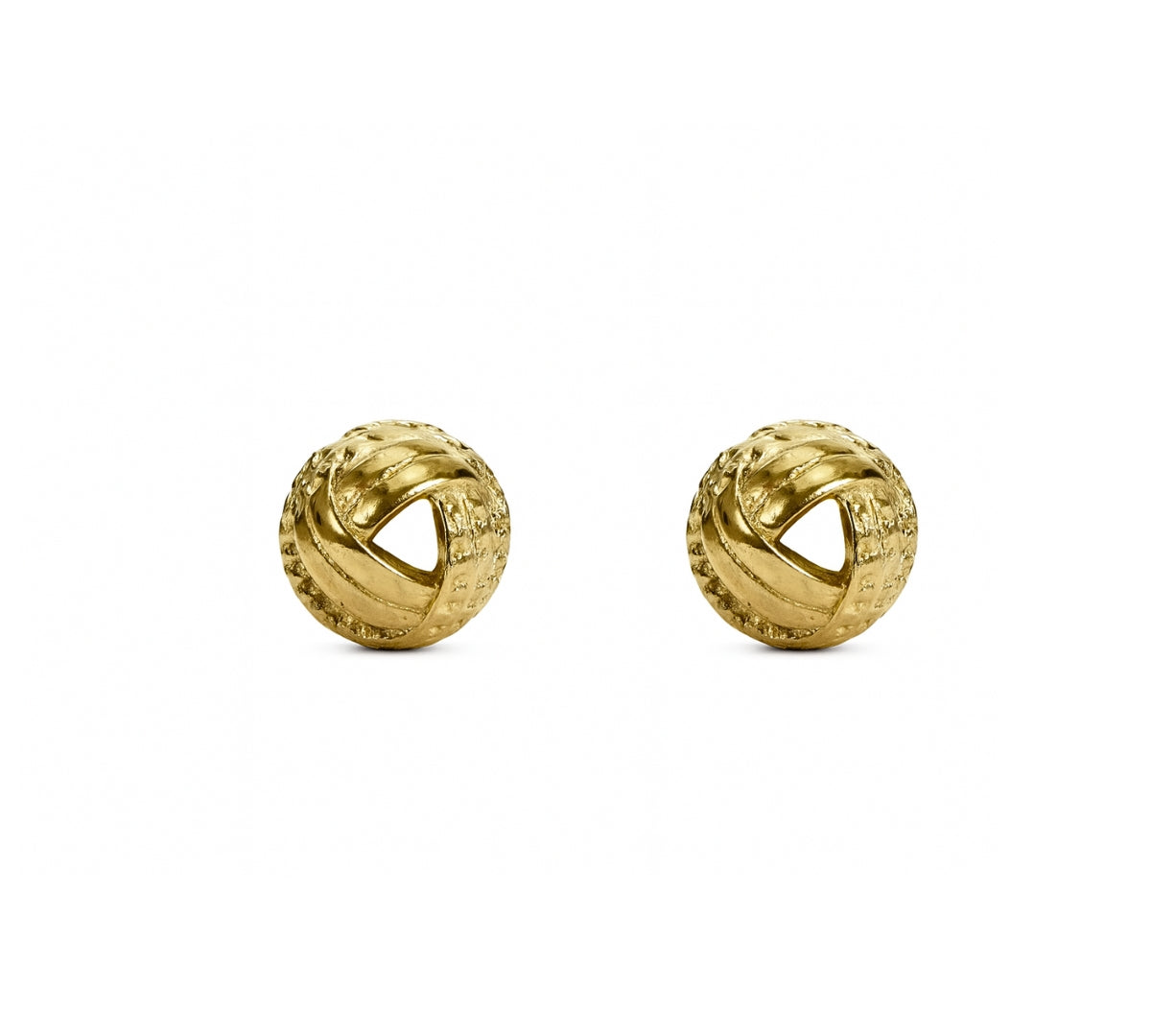 aretes canastilla con textura labrada elaborada en oro laminado de AMBAR joyería