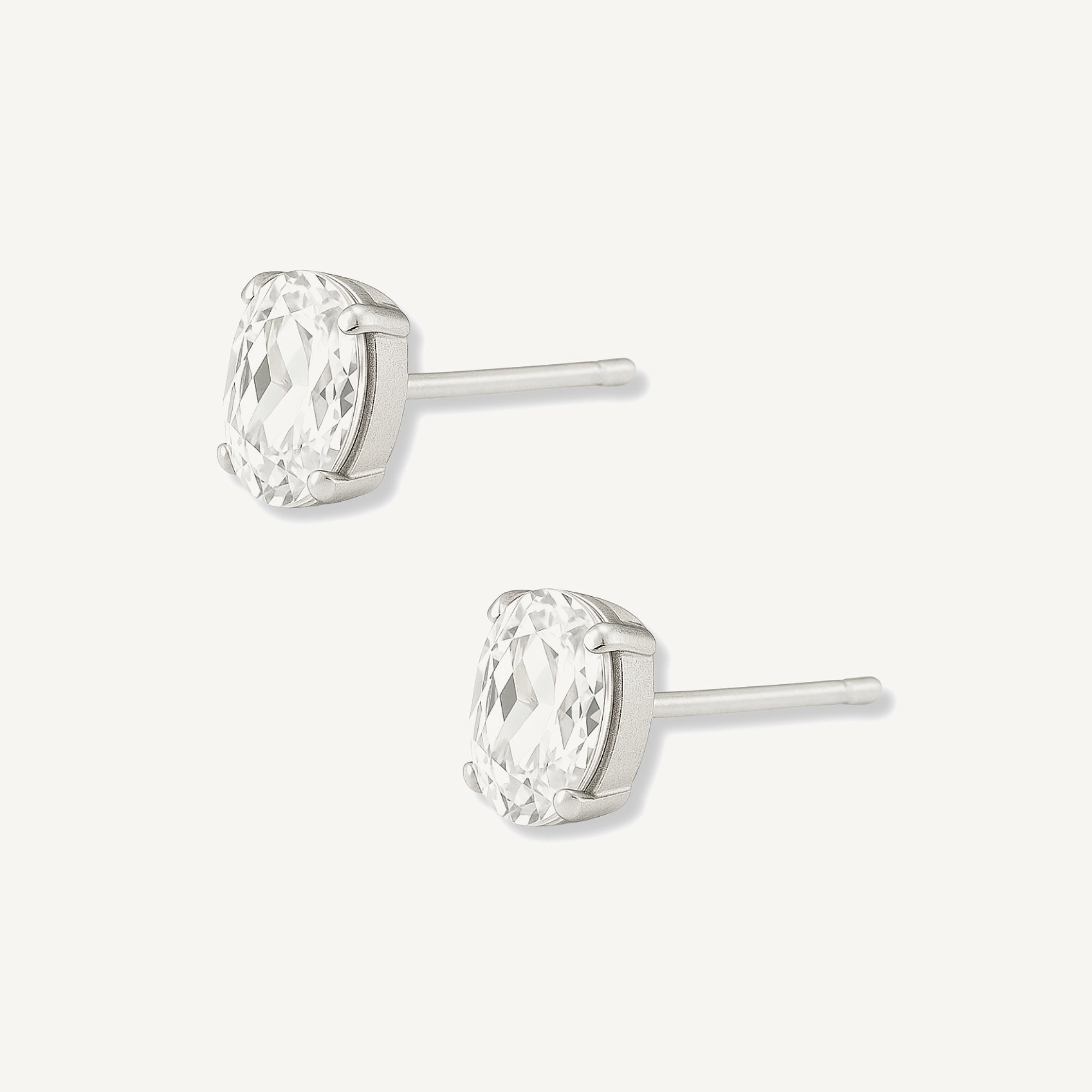 aretes chispita oval Transparente de 8mm elaborados en plata 925 de AMBAR joyería fina