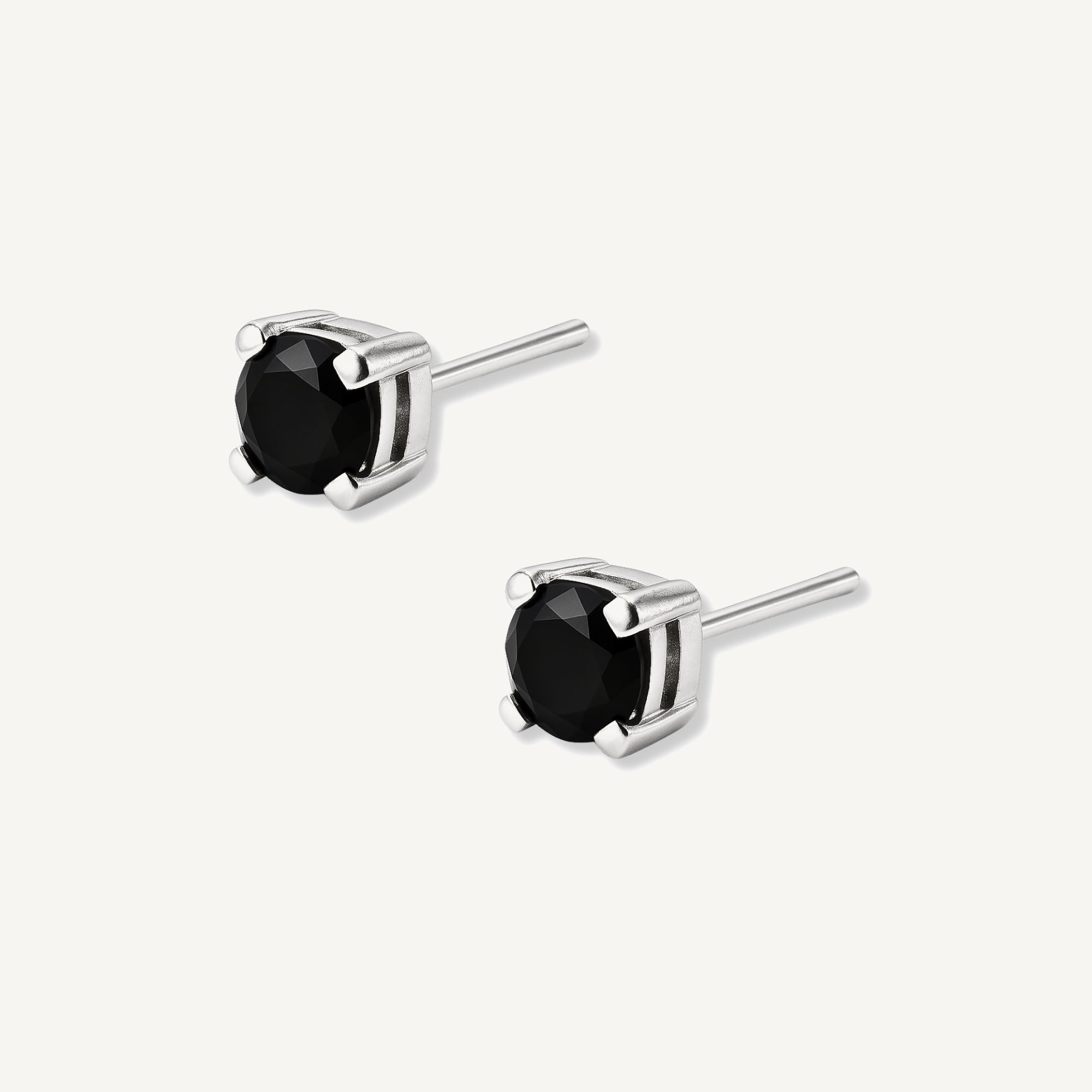 aretes chispita de cristal swarovski color negro de 4mm elaborados en plata 925 de AMBAR joyería fina