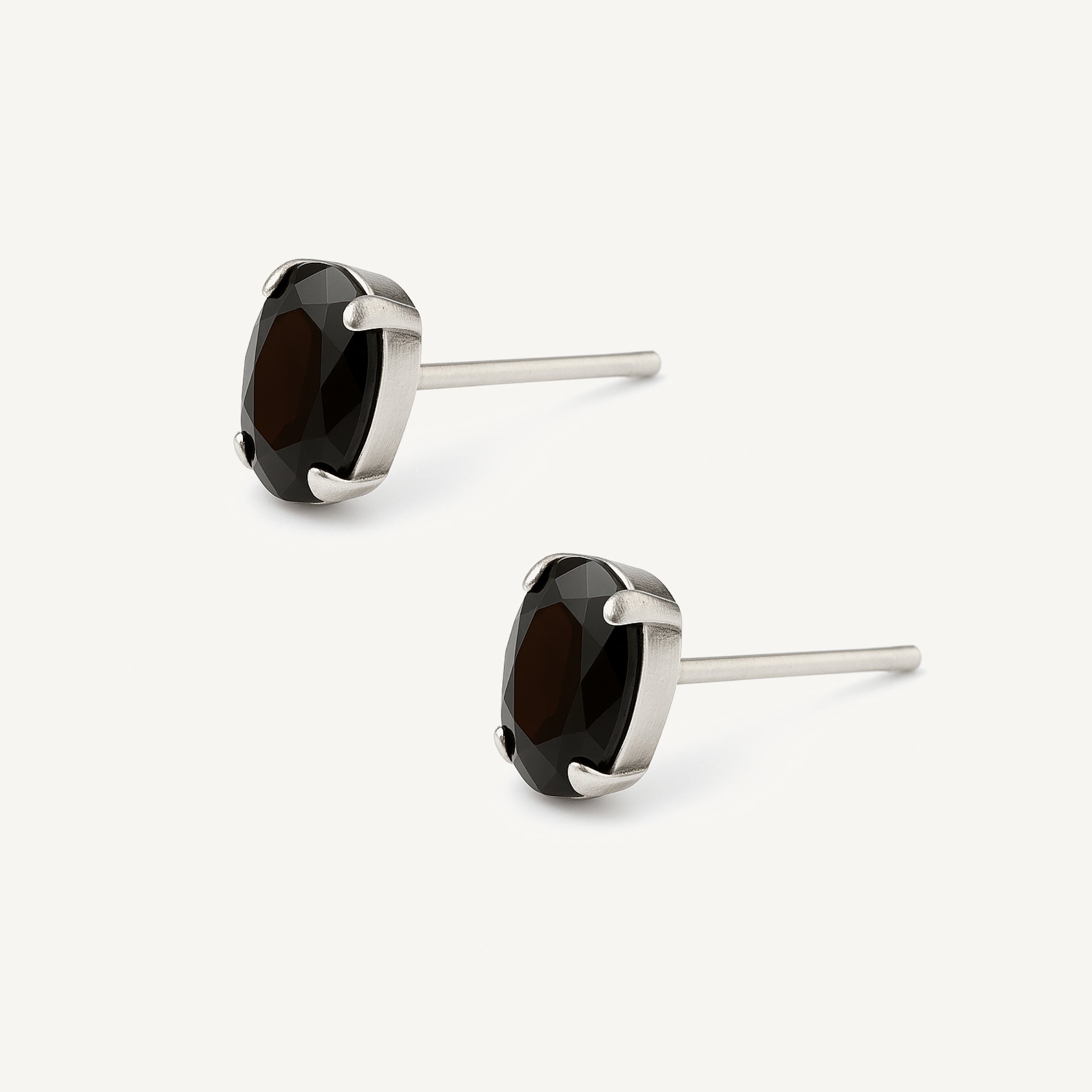 aretes chispita oval negro de 8mm elaborados en plata 925 de AMBAR joyería fina