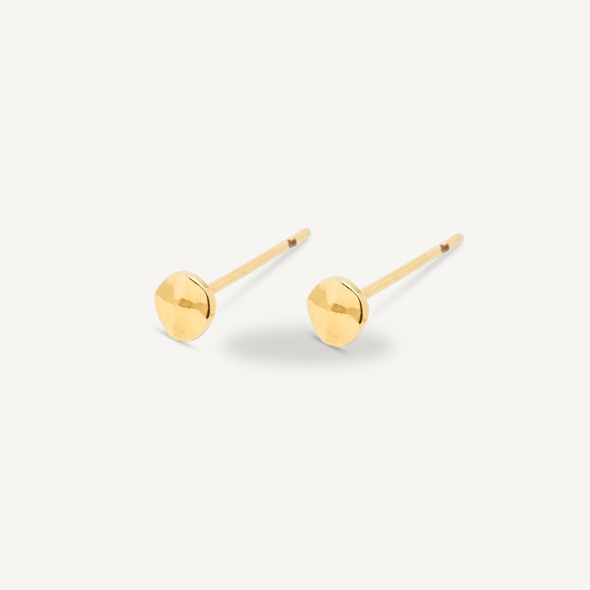 Aretes modernos Chloe Mini enchapado en oro de 18K de AMBAR Joyería Fina