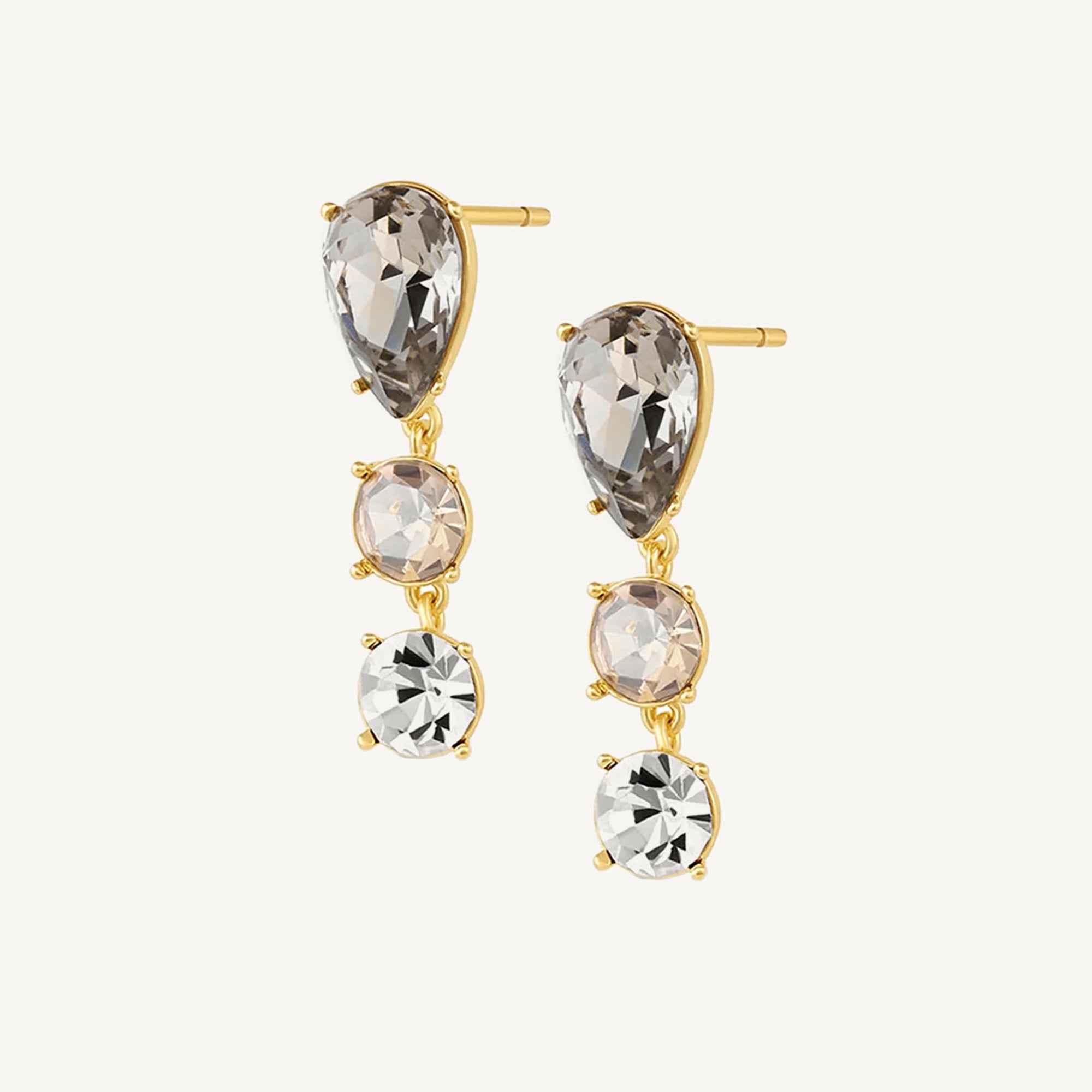 Aretes colgante de pera Lexi enchapado en oro de 18K de AMBAR Joyería Fina