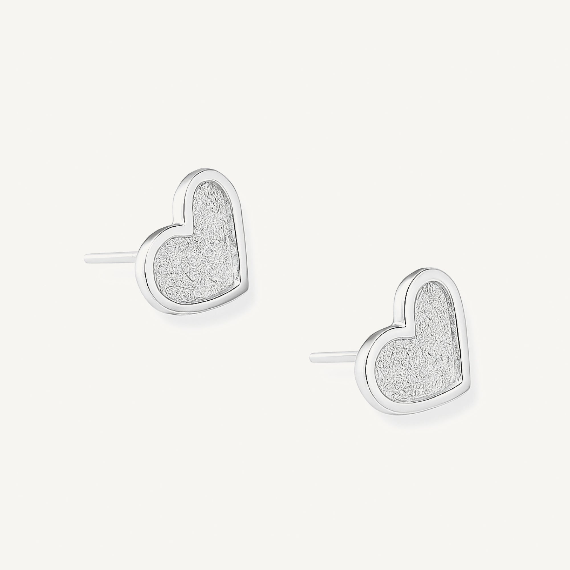 aretes corazon texturado tamaño 1 cm elaborados en plata 925 de AMBAR joyería fina