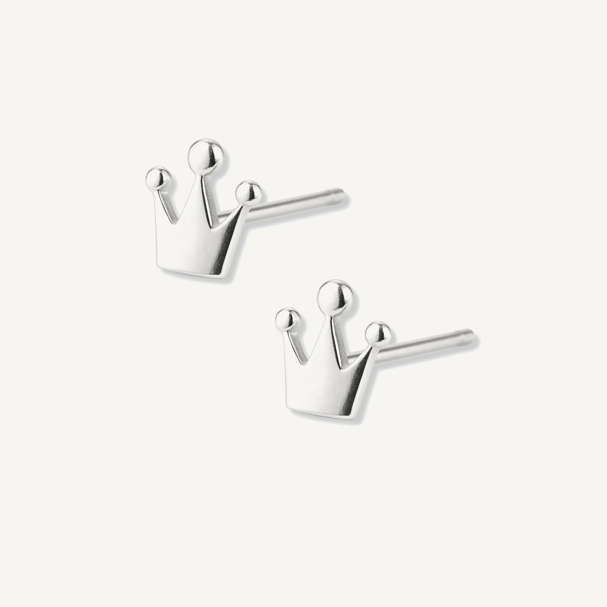 aretes coronita padrino magico elaborados en plata 925 de AMBAR joyería fina