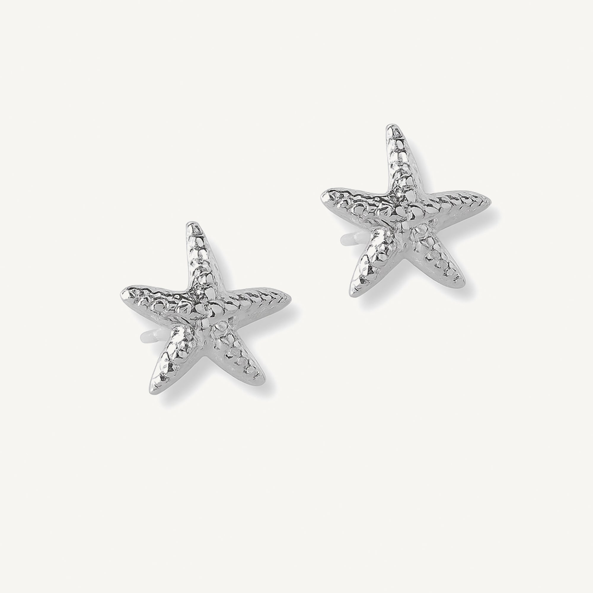 inspiración marina en formato mini. Aretes Estrella de Mar Tiny en plata 925, un diseño delicado con acabado brillante para un estilo fresco y sutil.