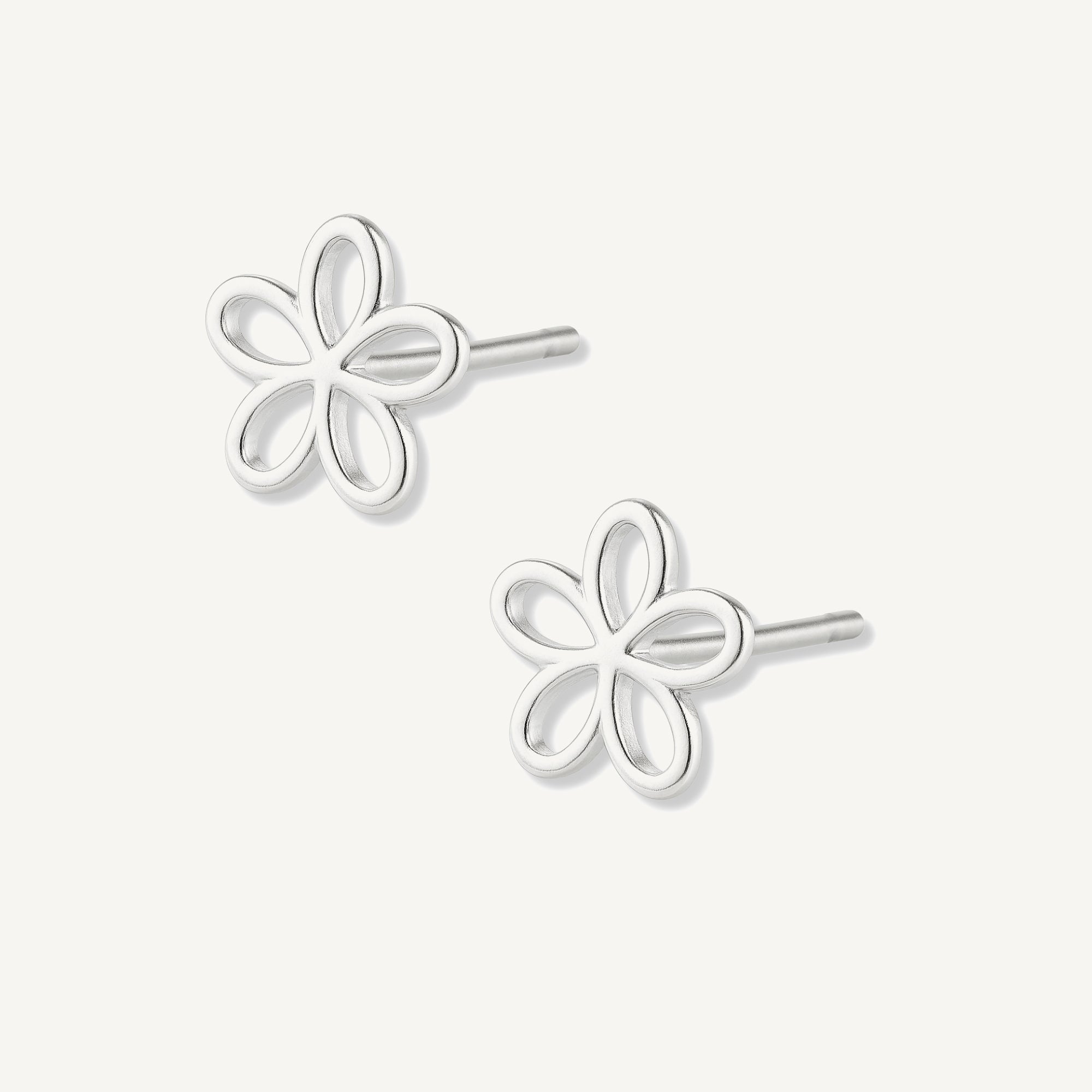 aretes flor tiny calada de 5 petalos elaborados en plata 925 de AMBAR joyería fina