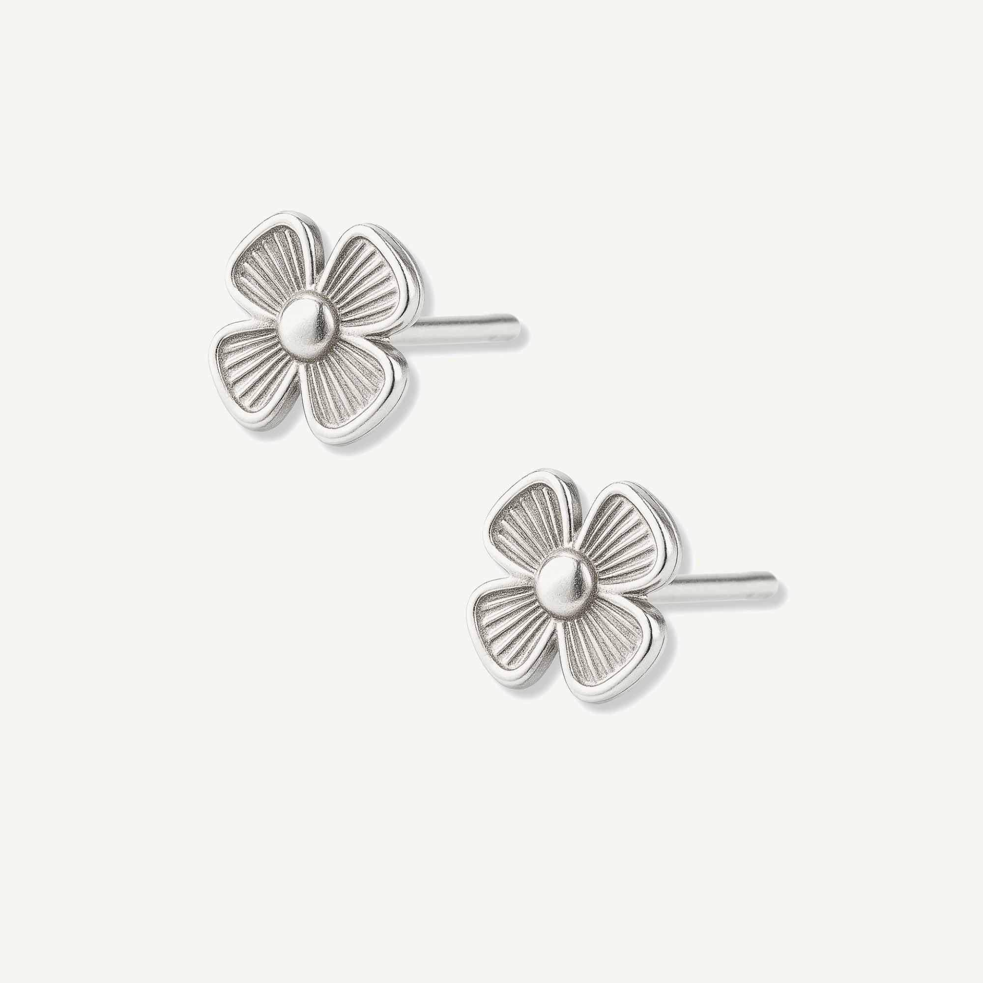 Aretes florecita plana de 0.8 cm elaborados en plata 925 de AMBAR joyería fina