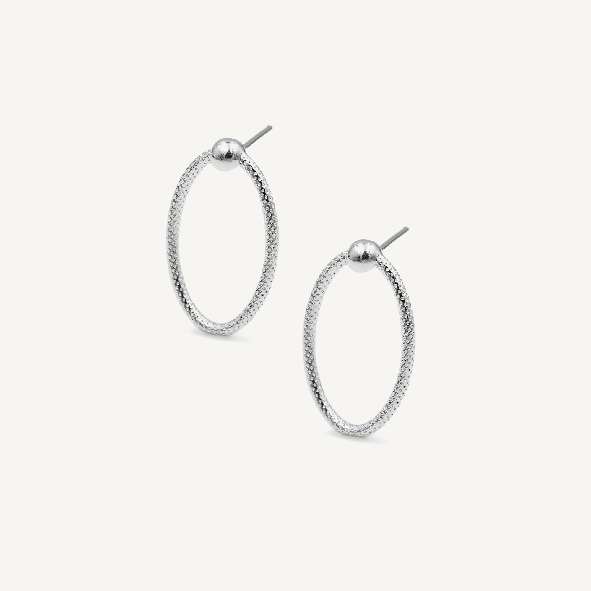 aretes maki ovalados con detalle de  bolita elaborados en plata 925 de AMBAR joyería fina