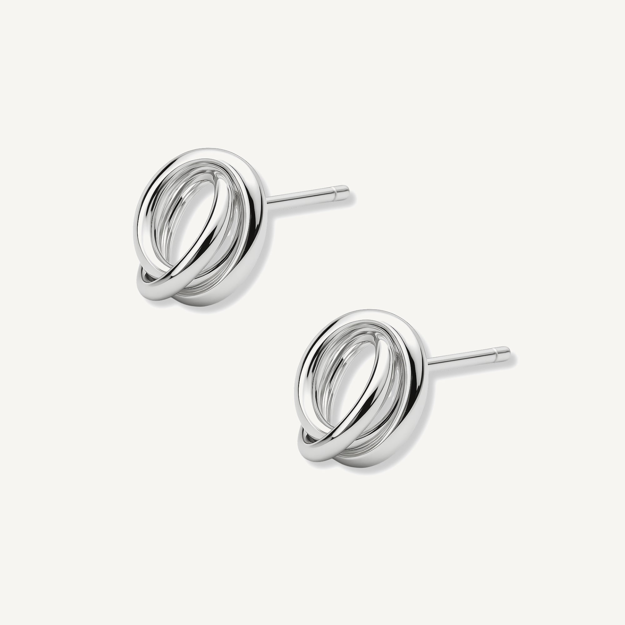 aretes nudo plano de  1.2  cm perfil elaborados en plata 925 de AMBAR joyería fina