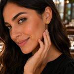 modelo con aretes de oro laminado modelo canastilla con textura labrada de AMBAR joyería