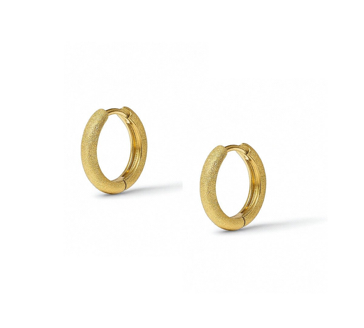 Argollas mate de oro laminado con textura arenada, vista de perfil