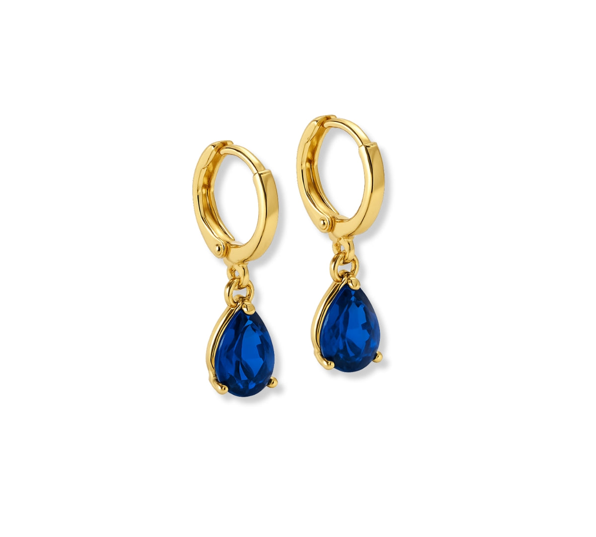 Argollas pequeñas de oro laminado con dije colgante de circonita azul intenso en forma de gota, cierre de bisagra.