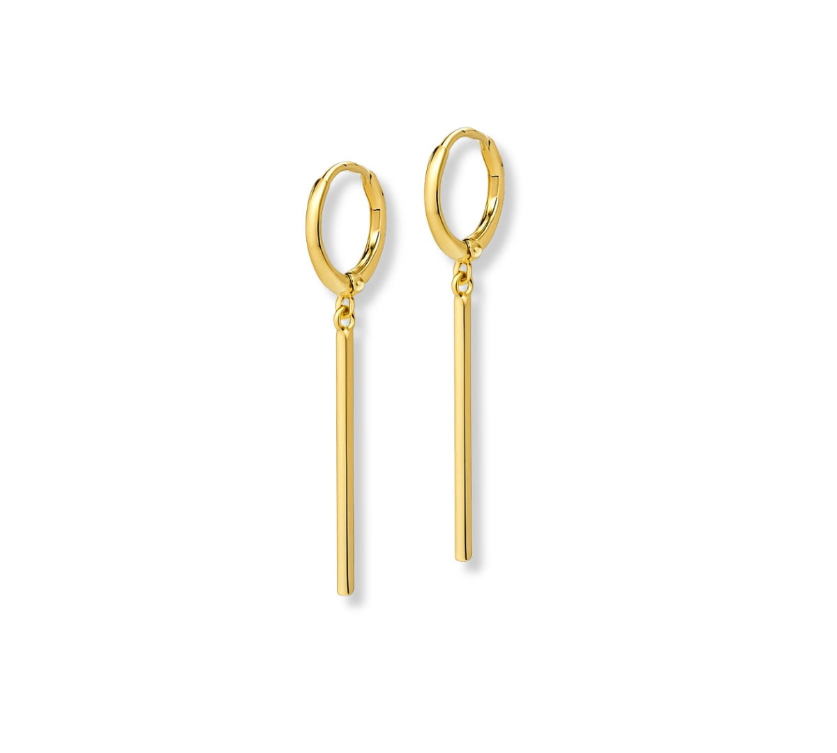 Argollas pequeñas de oro laminado con dije colgante de barrita lisa/rectangular, diseño minimalista, cierre de bisagra.