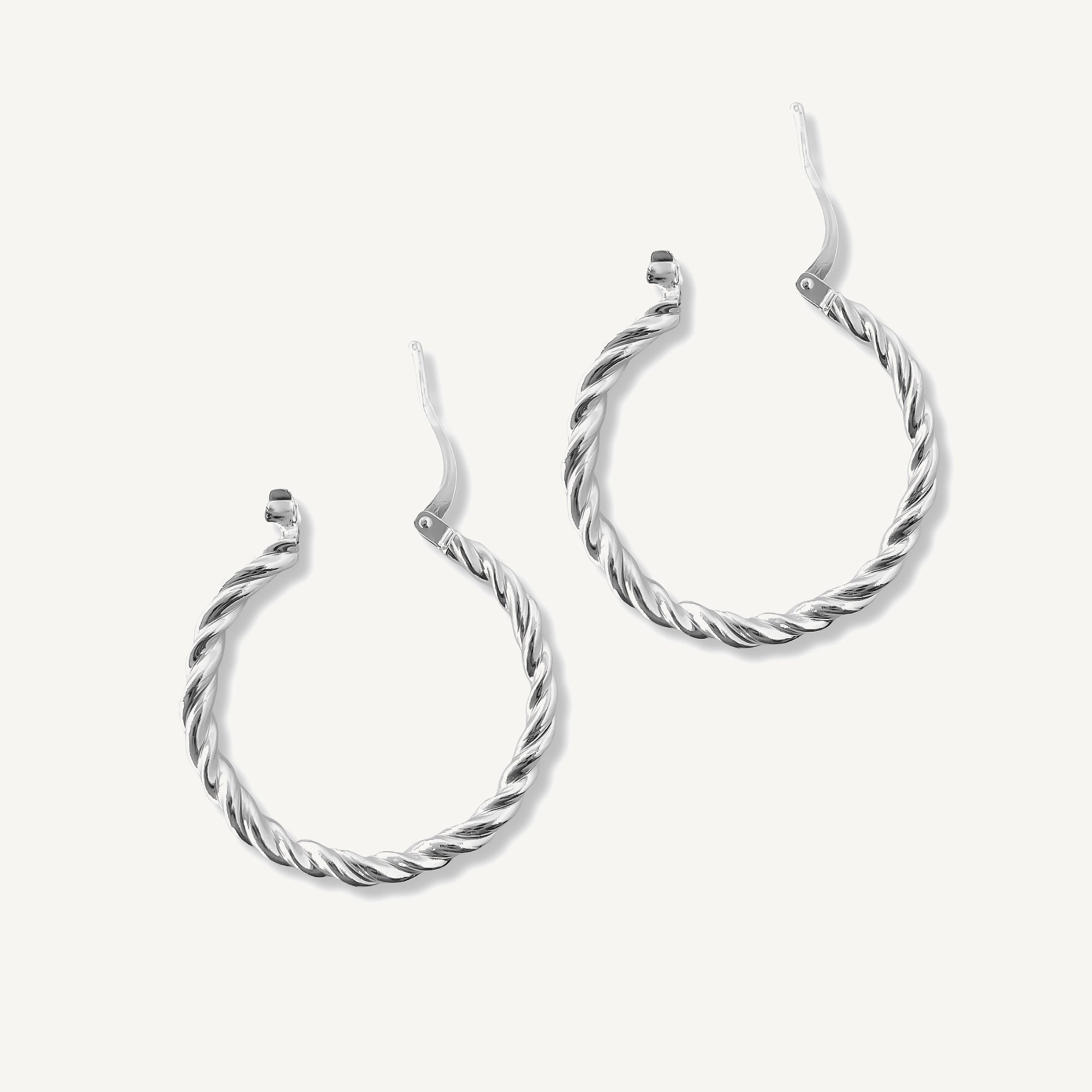 argollas filomena de 2.4 cm  de diámetro con diseño cordón elaborados en plata 925 de AMBAR joyería fina