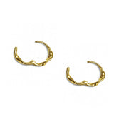 Argollas abiertas mostrando el sistema de cierre, con diseño de cordón, en oro laminado