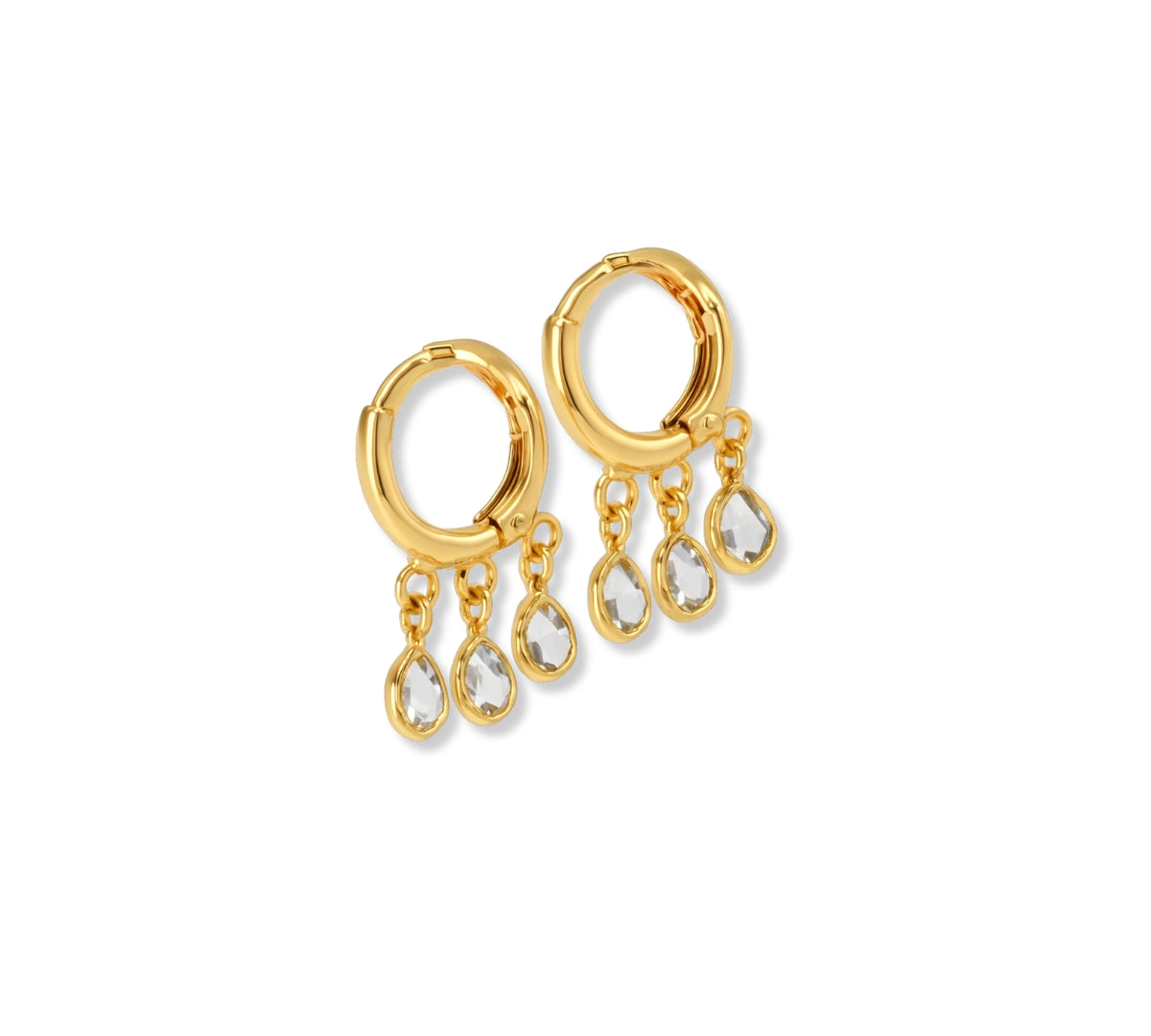 Argollas de oro laminado con múltiples dijes colgantes de circonitas transparentes en forma de lágrima, diseño Cascada.