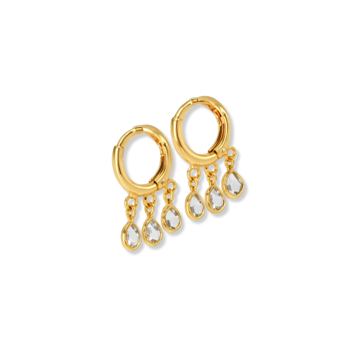 Argollas de oro laminado con múltiples dijes colgantes de circonitas transparentes en forma de lágrima, diseño Cascada.