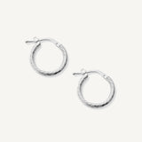 argollas filomena con textura de 1.6 cm de diámetro elaborados en plata 925 de AMBAR joyería fina