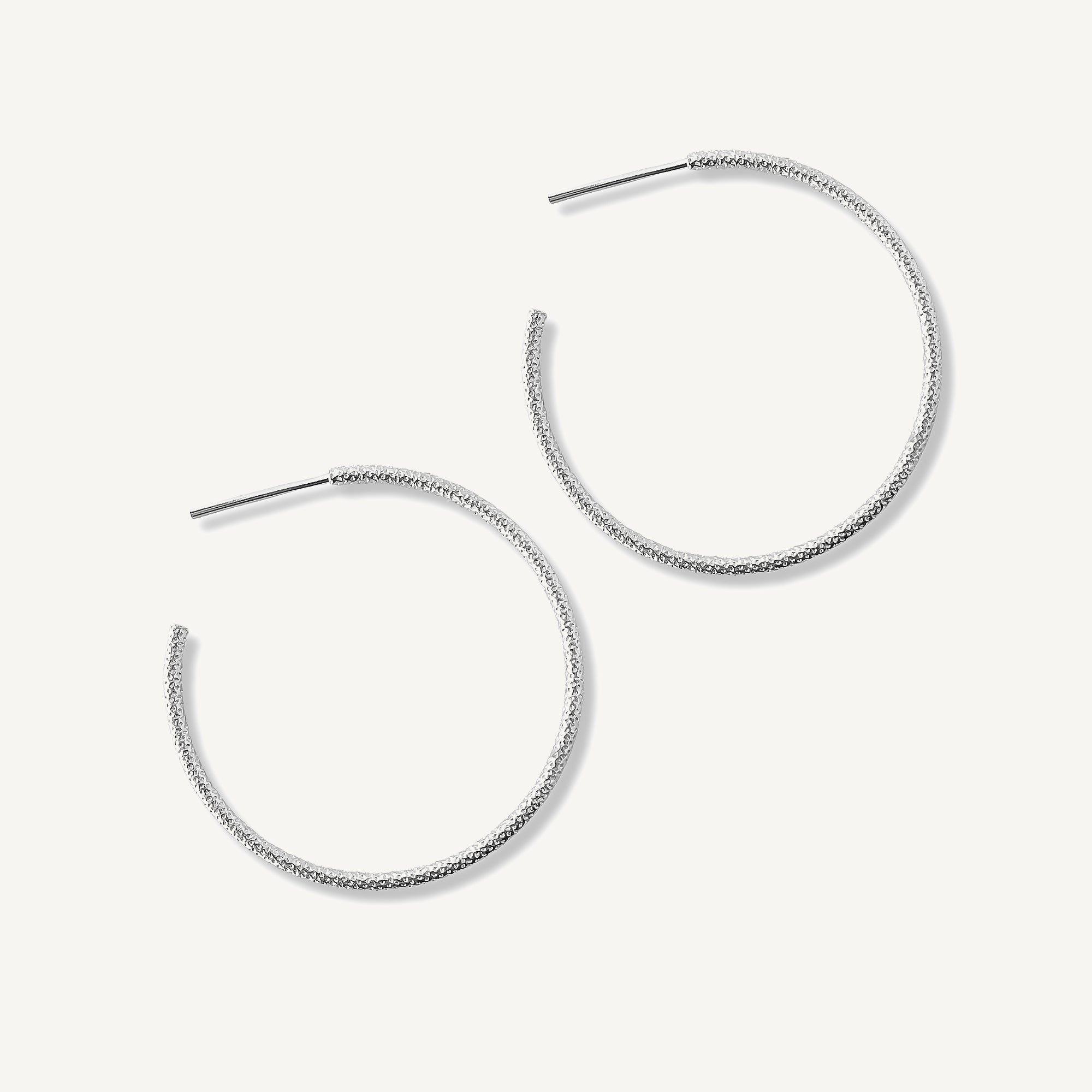 argollas maki de 3 cm texturada elaborados en plata 925 de AMBAR joyería fina