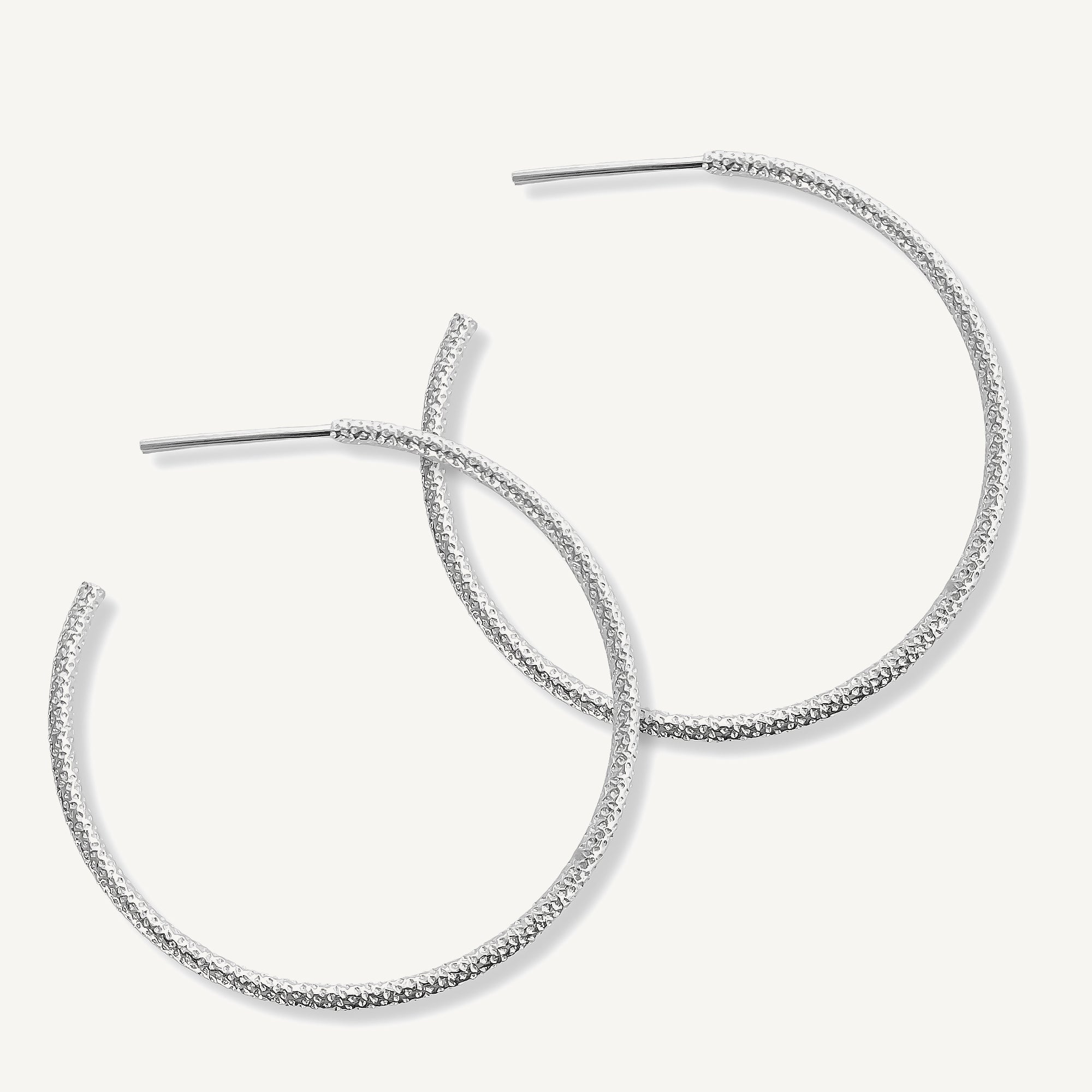 argollas maki de 5.5 cm de diámetro texturada elaborados en plata 925 de AMBAR joyería fina