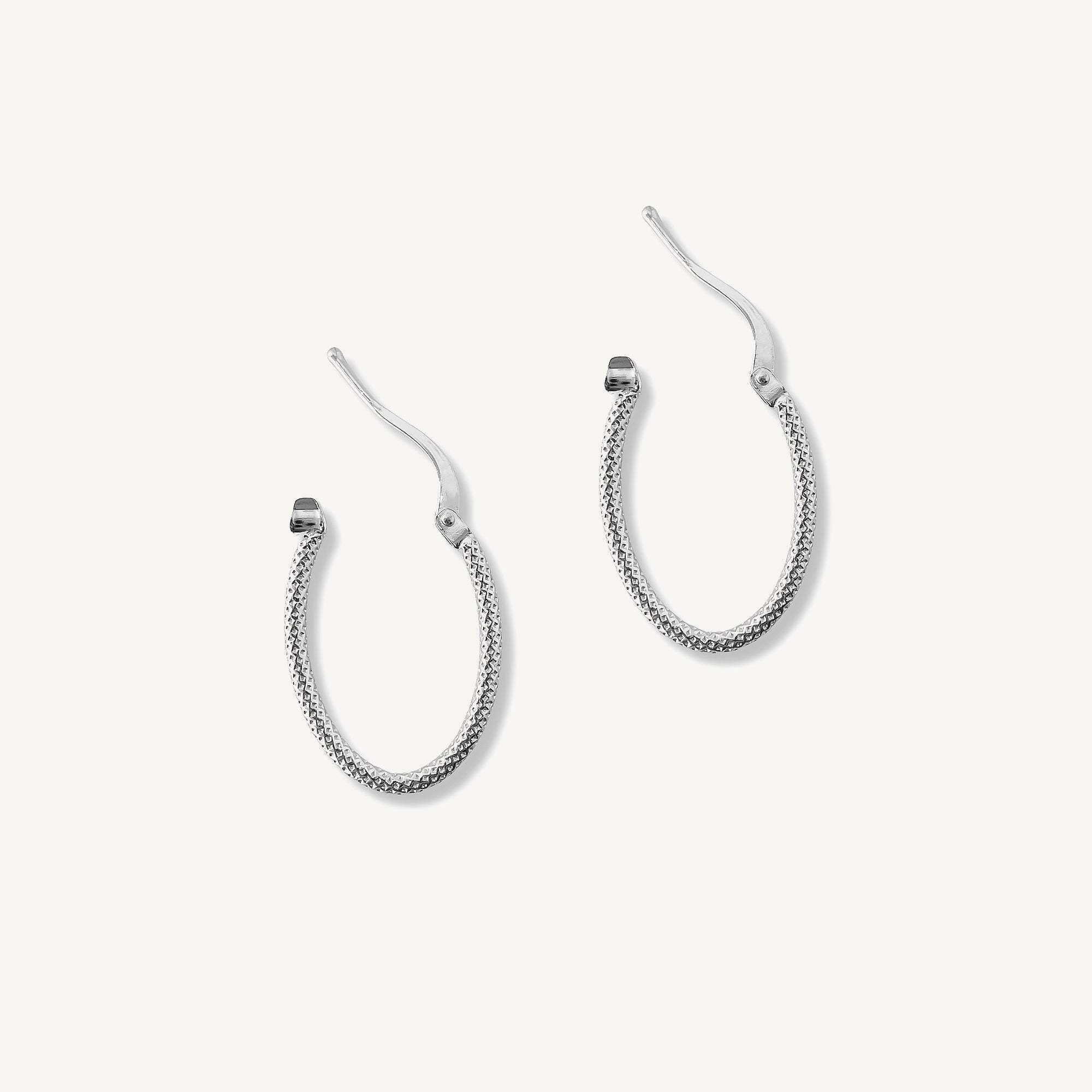 argollas maki ovaladas con textura de  2 cm de alto elaborados en plata 925 de AMBAR joyería fina