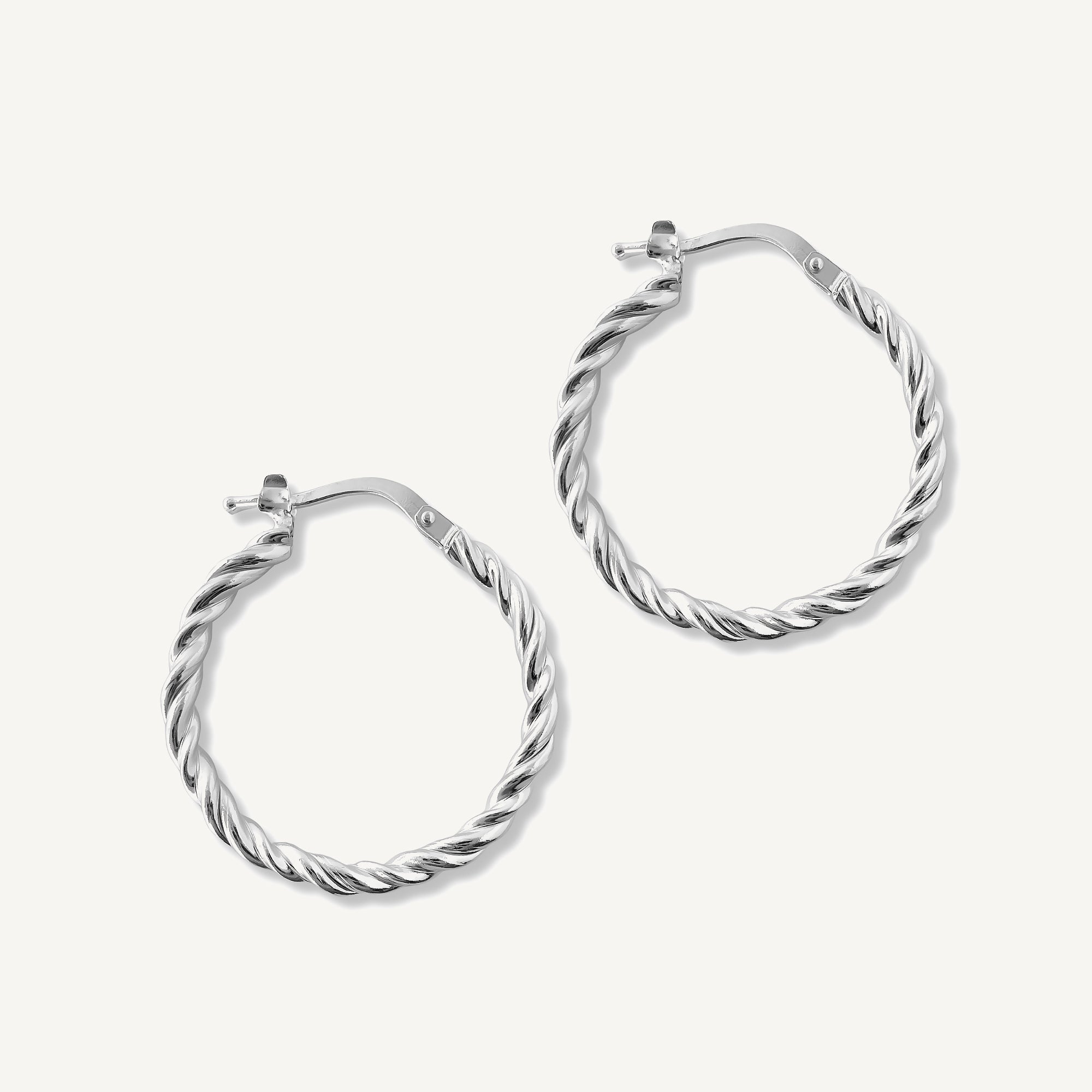 argollas filomena de 2.4 cm diseño cordón elaborados en plata 925 de AMBAR joyería fina