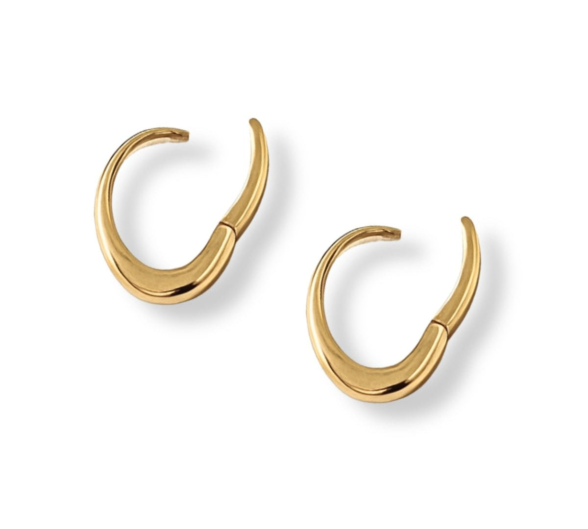 Aretes de argolla ovalada abiertas, lisas, en acabado de oro laminado de AMBAR joyería