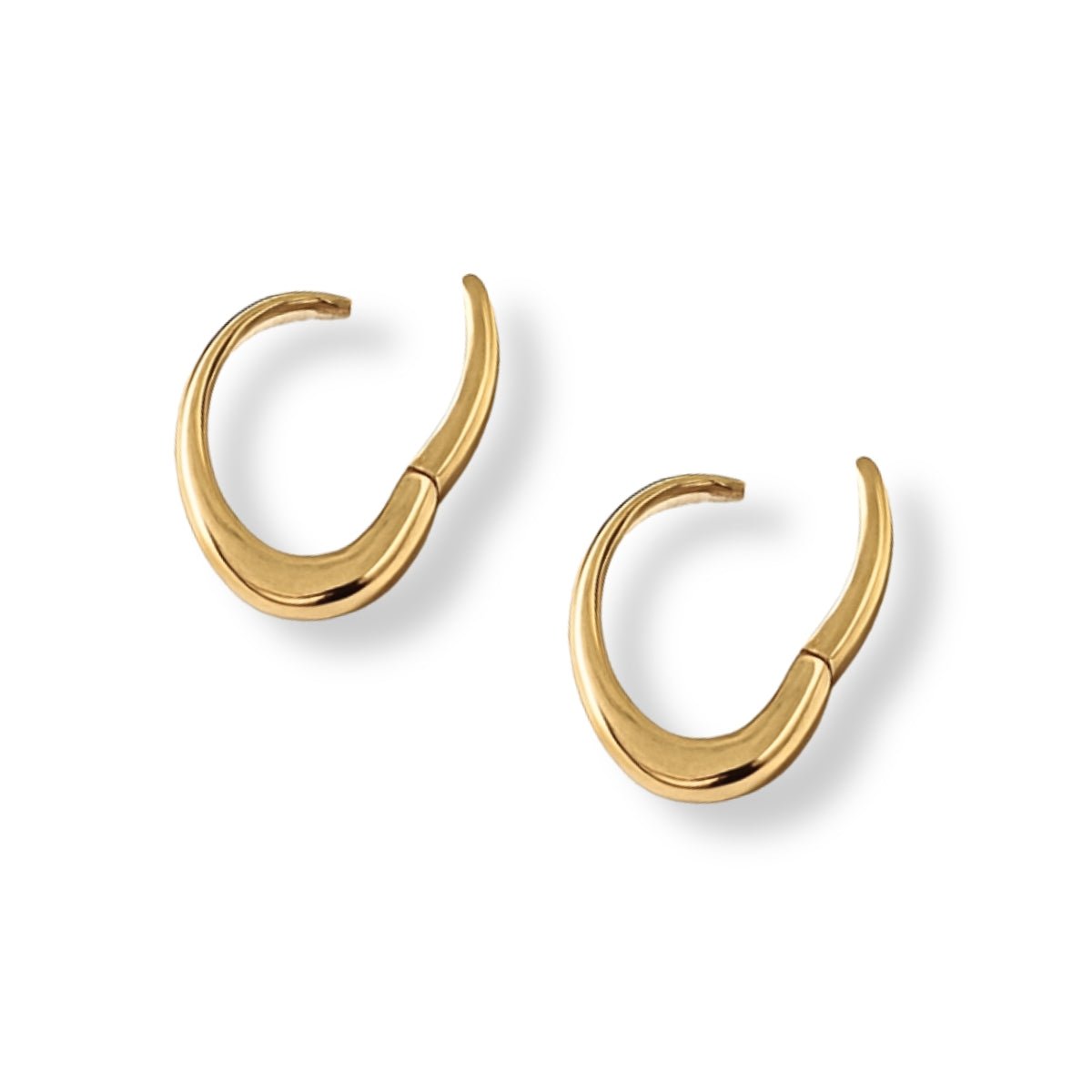 Aretes de argolla ovalada abiertas, lisas, en acabado de oro laminado de AMBAR joyería